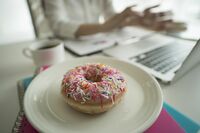 間食を食べてスリムに? ミランダ・カーもハマる「ヘルシースナッキング」