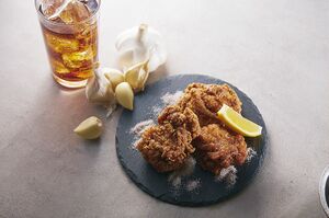 コラボ第2弾の『にんにくコーラから揚げ』。まぶされた白い粉が特徴