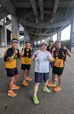 マラソンに挑んだやす子と伴走者（本人のXより）