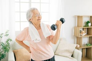 転ばないためにも筋力アップを心がけたい。骨への適度な負荷が骨密度アップにもつながる※写真はイメージです