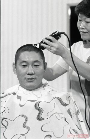 『戦場のメリークリスマス』撮影のために頭髪を刈り込むたけし