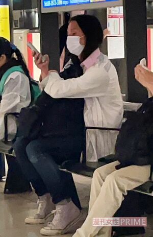 ベンチに座り電車を待つトム・ブラウン布川ひろき