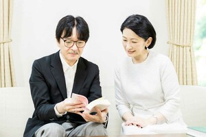お誕生日に際しての会見で秋篠宮さまから重い一言が。写真は8月14日秋篠宮邸で（宮内庁撮影）