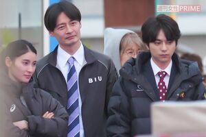 2026年4月24日、遊園地内での撮影が始まるのを仲よく並んで待機していた土屋太鳳、佐藤勝利（写真右）と田中幸太朗