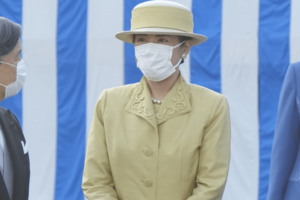 春の園遊会は和装だったが、秋は淡い黄色のスーツの雅子さま（11月2日）