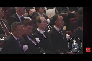 石破首相が寝ているのでは？　と指摘されたシーン（「THEPAGE」公式YouTubeより）