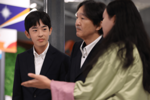 大阪・関西万博会場を訪れ、ブータンの展示を見学する秋篠宮さま、悠仁さま（2025年9月25日）