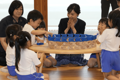 岐阜県を訪れ、木育施設「ぎふ木遊館」で幼稚園児らと交流する佳子さま（2025年5月20日）