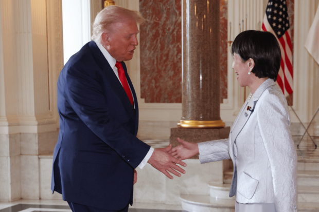 高市首相（右）の出迎えを受けるトランプ米大統領（2025年10月28日東京・元赤坂の迎賓館、代表撮影）