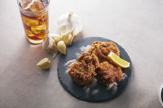 コラボ第２弾の『にんにくコーラから揚げ』。まぶされた白い粉が特徴