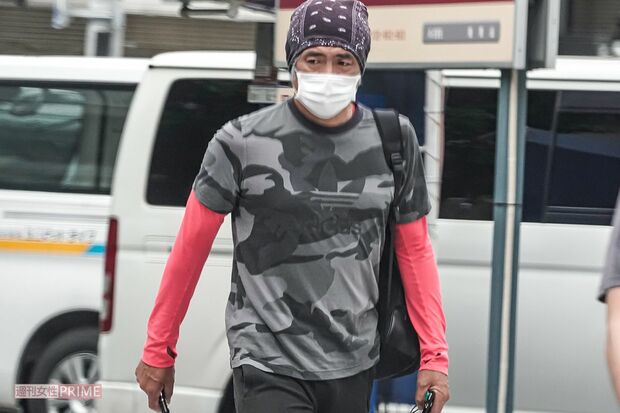 '20年5月、高級住宅街を歩く吉川晃司