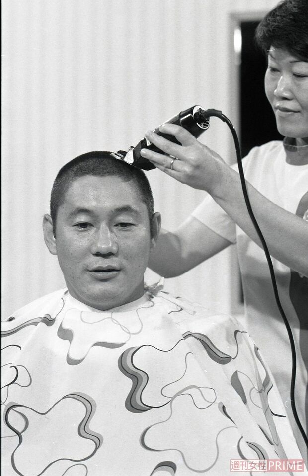 『戦場のメリークリスマス』撮影のために頭髪を刈り込むたけし