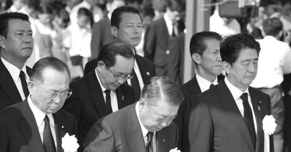  広島の平和記念式典で黙とう。「非核三原則」の言葉を省いた