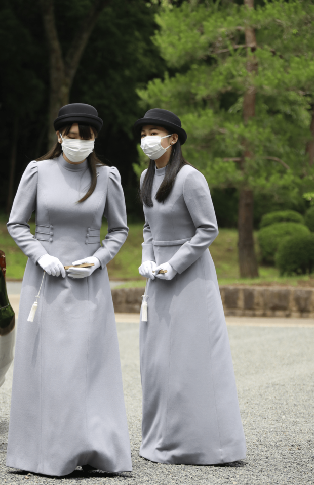 香淳皇后の20回目の命日に際し「香淳皇后二十年式年祭の儀」に参列した、佳子さまと眞子さん(2020年6月16日)