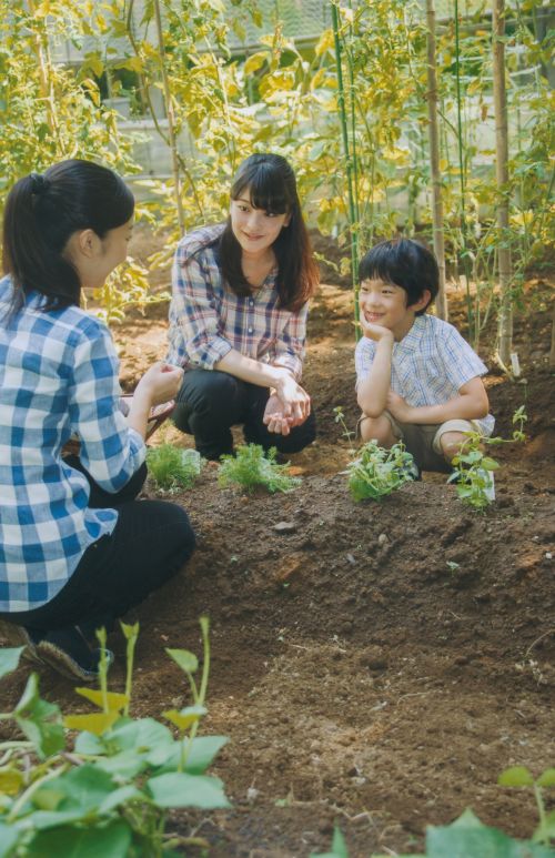 2人の姉と一緒に、赤坂御用地内の畑で野菜の栽培をすることも