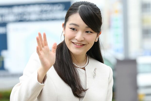 米子市公会堂に到着した眞子さまは、待っていた奉迎に笑顔でお手ふりを（8月9日）