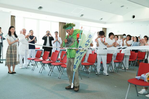 北海道がんセンターでゴールテープを切った瞬間。ドクターや看護師、点滴スタンドを持った患者さんまで、数百人がゴールを祝した　撮影／森田晃博