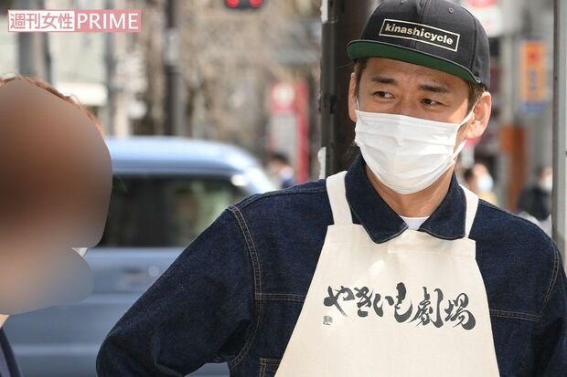 焼き芋店の営業中に直撃インタビューを受けるやまもとまさみ