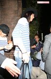 結婚パーティーをあとにする神田沙也加さんと村田充('17年5月13日)