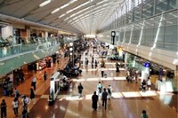 羽田空港「地べたにめっちゃ外国人」スリムクラブの真栄田が異様な光景を投稿、ディズニーに続いて“座り込…