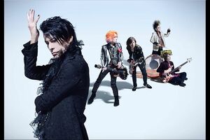 『BUCK-TICK』ボーカルの櫻井敦司さん（左、公式Xより）