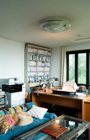 一日のほとんどを過ごしている折原みとさんの仕事部屋。本棚には、デビューから40年分の著作が並ぶ　撮影／砂原文（写真はすべて『60代バツなしおひとりさま、毎日ごきげん暮らし』から転載）