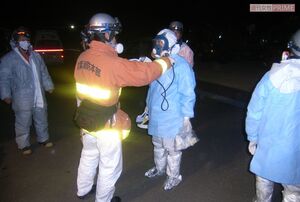 防護服姿に消防士ら。ものものしい雰囲気が伝わる