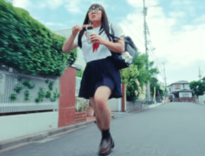 「セーラー服が似合う」YouTubeでセーラー服姿を披露したヒカキン(公式YouTubeより)