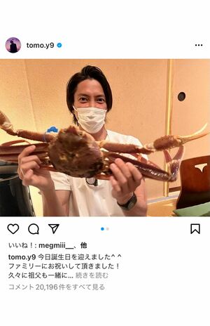 大きなカニを手に、うれしそうな表情の山下智久。（本人のインスタグラムより）