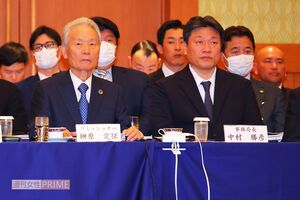 NPB・榊原定征コミッショナー（左）と、中村勝彦事務局長