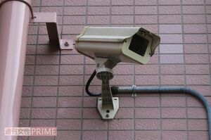 事件現場となったマンションには防犯カメラが2台。この外壁のタイルの数に容疑者は難クセをつけていた
