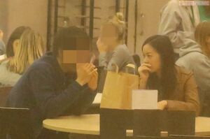 リーズ大学内の食堂で日本人男性と親しそうに会話する佳子さま