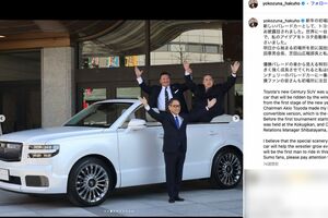 元宮城野親方(元横綱・白鵬)の要望で優勝パレードの車がトヨタの新型センチュリーに。白鵬と豊田章男社長と芝田山親方(白鵬のインスタグラムより)