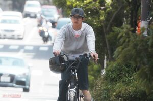 '12年 二輪免許取得のための講習を受け、帰宅する錦戸亮