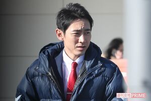 二宮のライバル医師役を務める小泉は、終始ご機嫌で撮影に臨んでいた。休憩時間になるとコートを着て院外へ