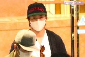 文春に撮られたときもキャップ姿だった（2015年6月）