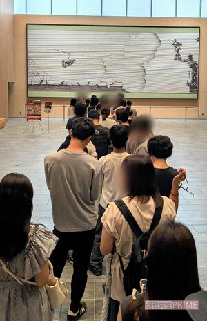 ドラマ『VIVANT』12話のロケ地で使用された岐阜県庁1階「ホワイエ」にあるフォトスポットは大行列が　撮影／編集部