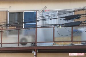 事件現場のアパートは、しばらく花束が絶えなかった