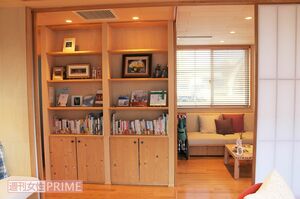 相談者のプライバシーに配慮し、障子で仕切れるコーナーもある。本棚にはがんに関する書籍が並べられ、自由に見ることができる