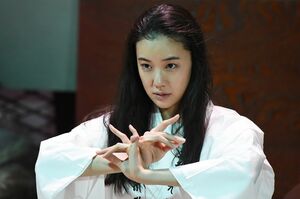 依頼主の家にすみ着いた化け物の除霊をする節子　(c)TBS