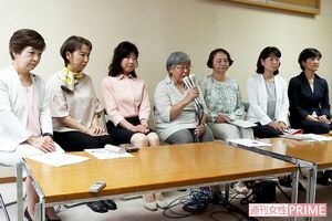 市長の辞意を受けて会見を開いた6人の女性市議と市民団体の代表者。謝罪の姿勢を見せない市長に対し、憤りをにじませていた