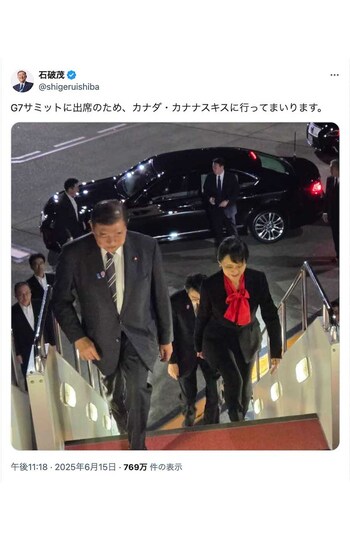 石破茂首相と一緒にタラップを上がる佳子夫人。黒いパンツスーツに赤いリボンタイ付きのブラウスが目を引く、キャリアウーマン風の装い(石破首相のXより)