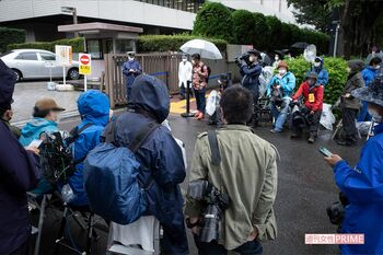 東京地裁には多くの報道陣が集まった
