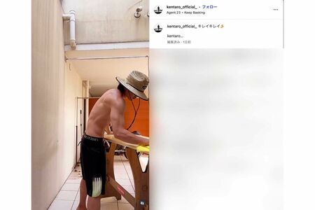 上半身裸で、愛用品らしきサーフボードを丁寧に手入れする短い動画を公開した伊藤健太郎(本人のインスタグラムより)