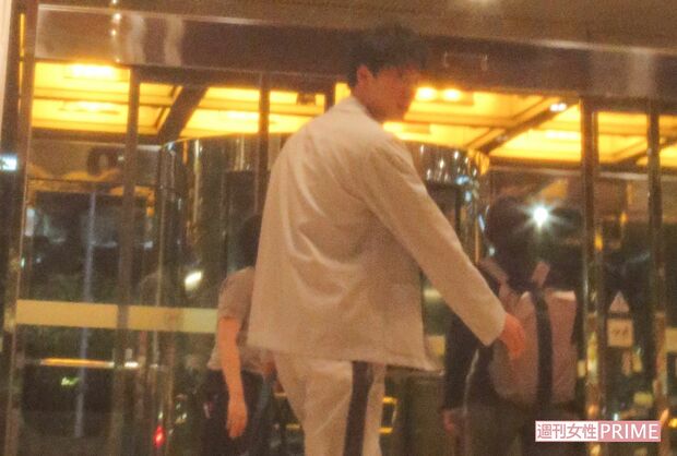 1次会会場に入る竹内