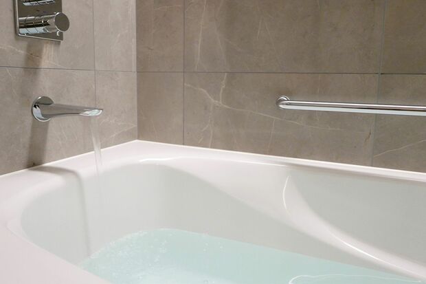 夏場は浴槽のお湯が少なくても十分！湯張りの設定を見直して　※写真はイメージです