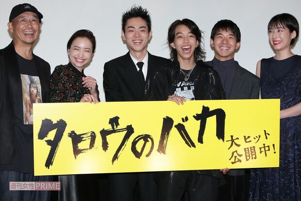 演技に挑戦すれば菅田将暉にも才能を絶賛されたYOSHI（右から3番目）