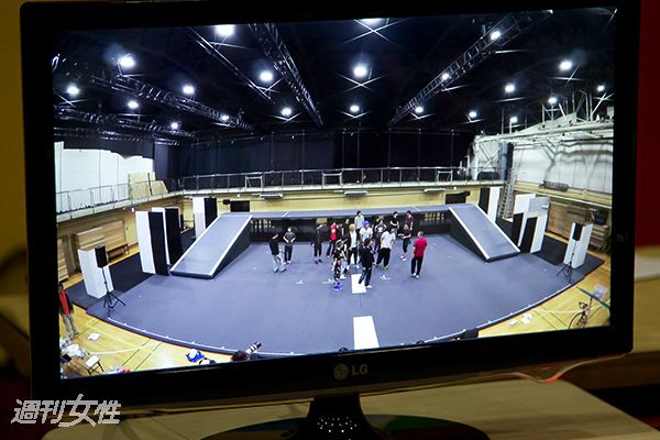  【写真】客席後方から見た舞台の様子をモニターで確認。モニターは舞台正面に設置してあり、キャストはそれで確認しながら高い位置にいる観客まで届く芝居を作っていく