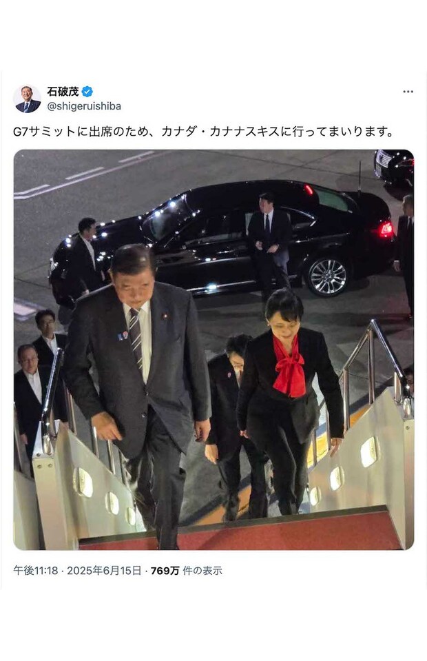 石破茂首相と一緒にタラップを上がる佳子夫人。黒いパンツスーツに赤いリボンタイ付きのブラウスが目を引く、キャリアウーマン風の装い(石破首相のXより)