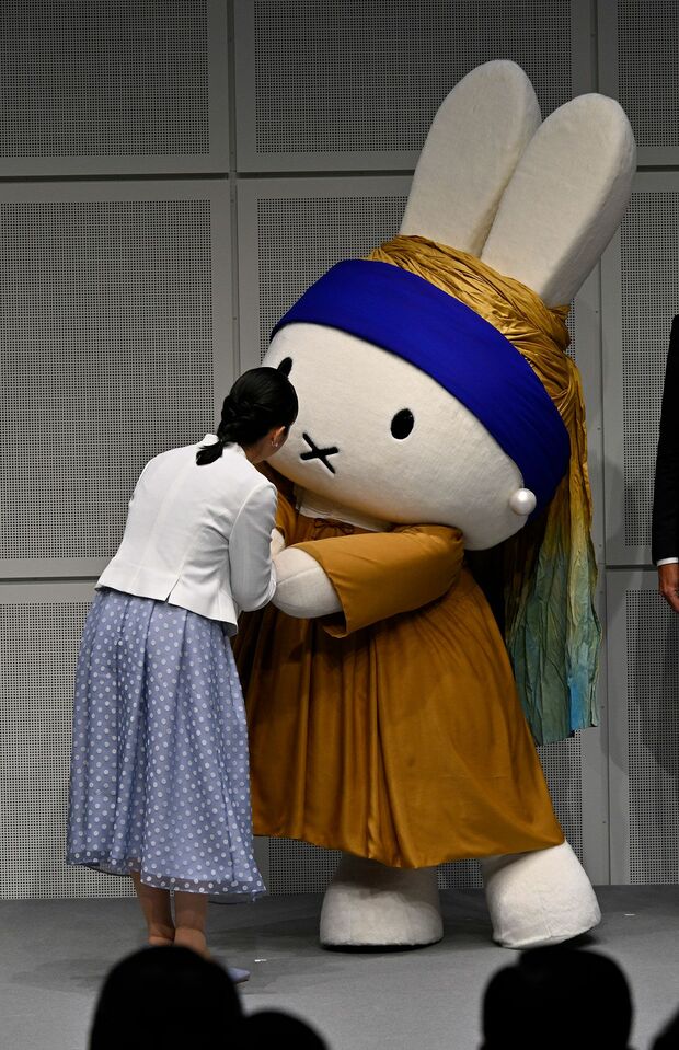8月20日、中之島美術館を訪れ、ミッフィーと握手する愛子さま